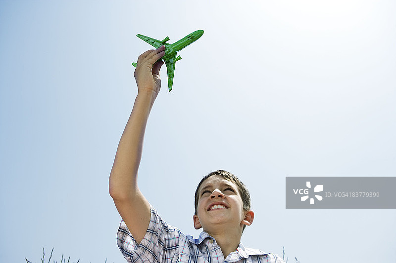 男孩举着玩具飞机图片素材
