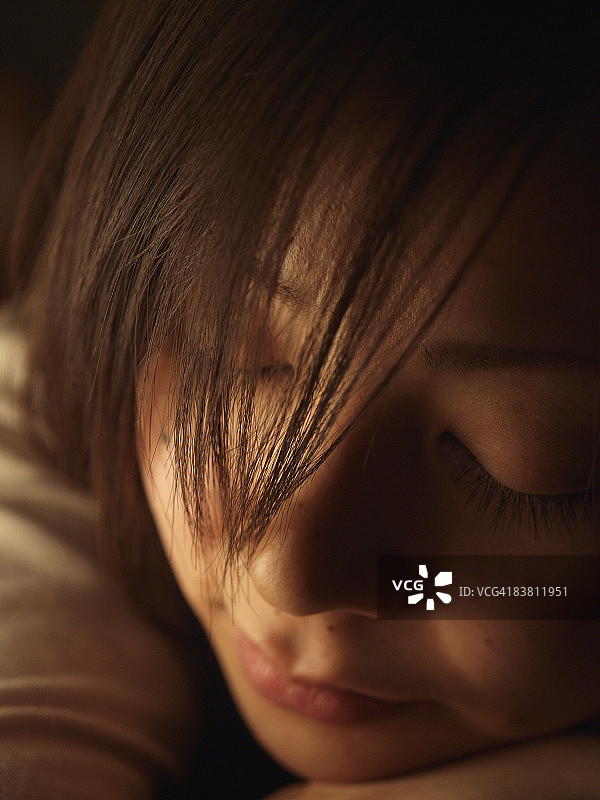 女人托腮肖像图片素材