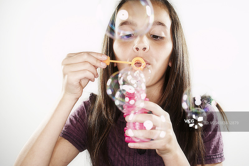 女孩吹泡泡图片素材