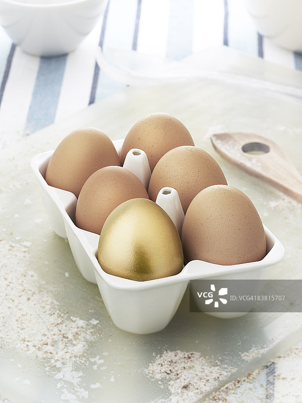 蛋盒里的金蛋图片素材