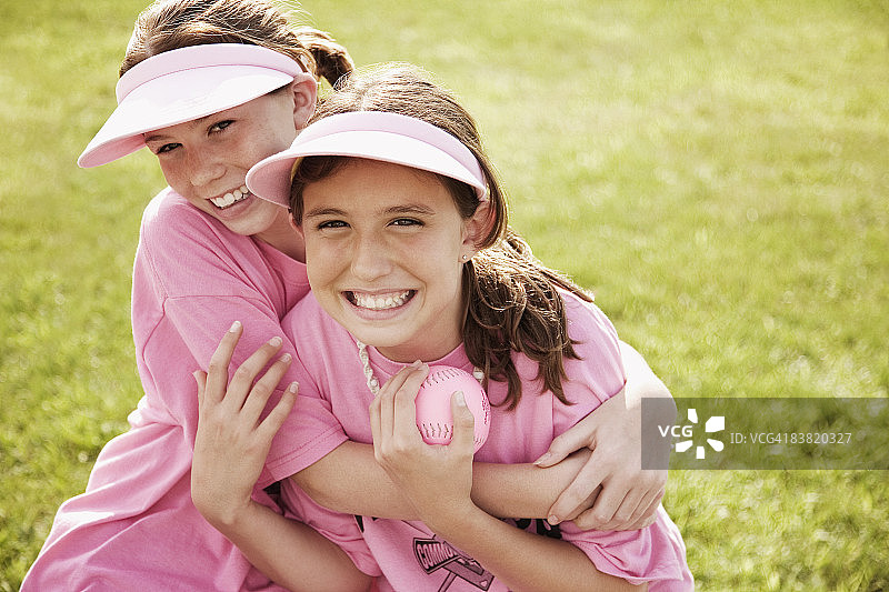 嬉戏微笑的垒球队友图片素材