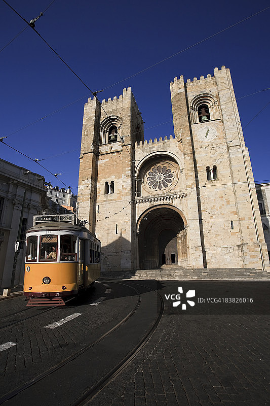 里斯本传统有轨电车和主教座堂图片素材