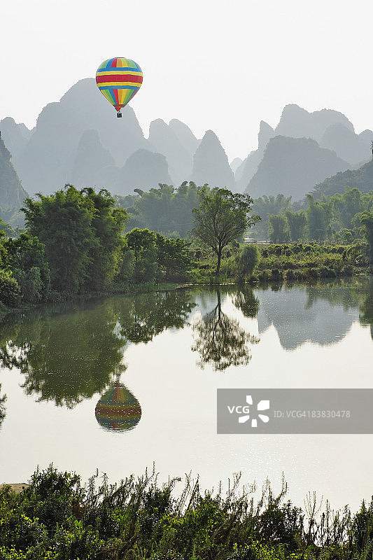 河流上空的热气球图片素材