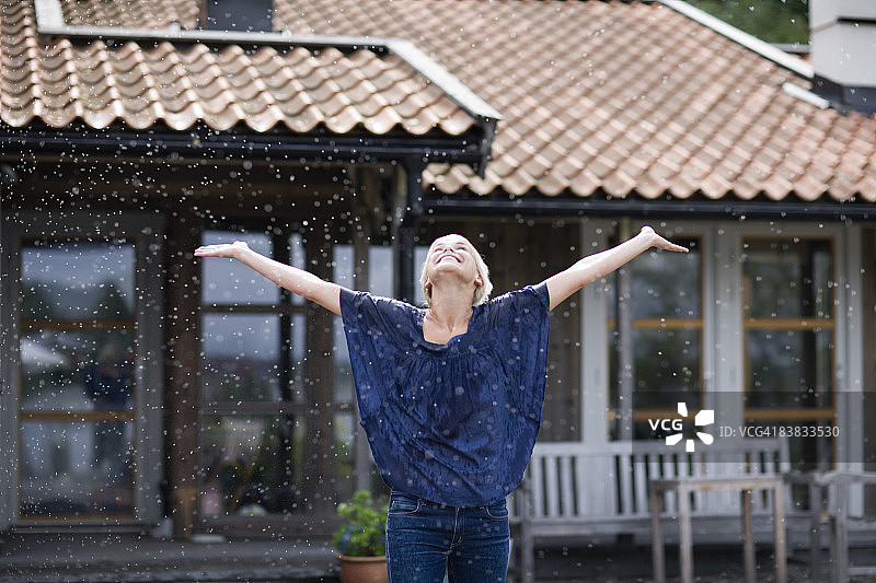 在瑞典享受雨中的女人图片素材