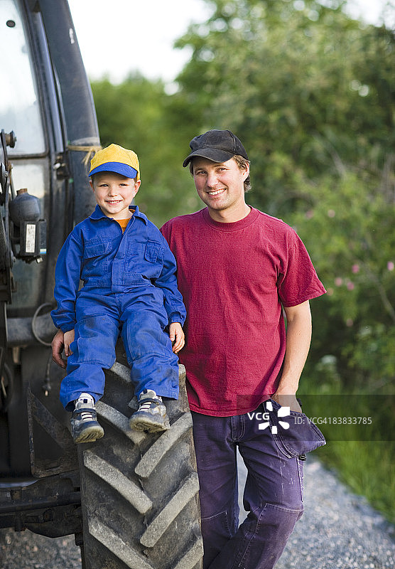 瑞典的农民和他的儿子与拖拉机图片素材