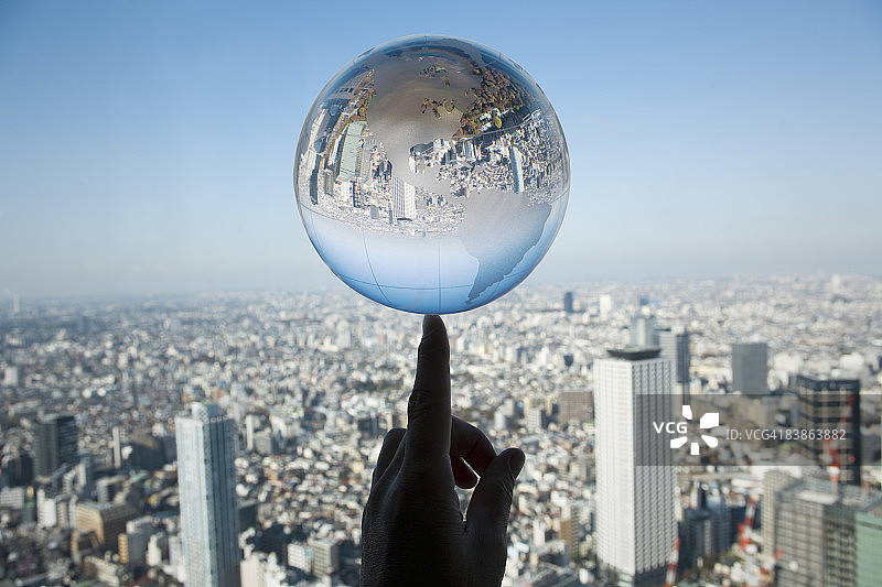 手指上的平衡地球仪图片素材