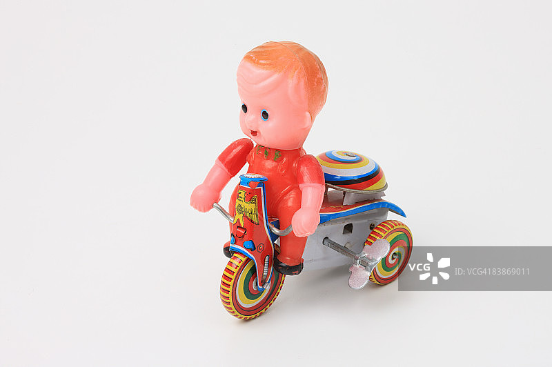 白色背景上的发条玩具图片素材