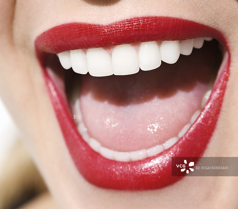 女人笑着，嘴部特写，红唇图片素材