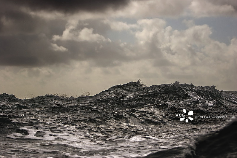 阴天下的波涛汹涌图片素材