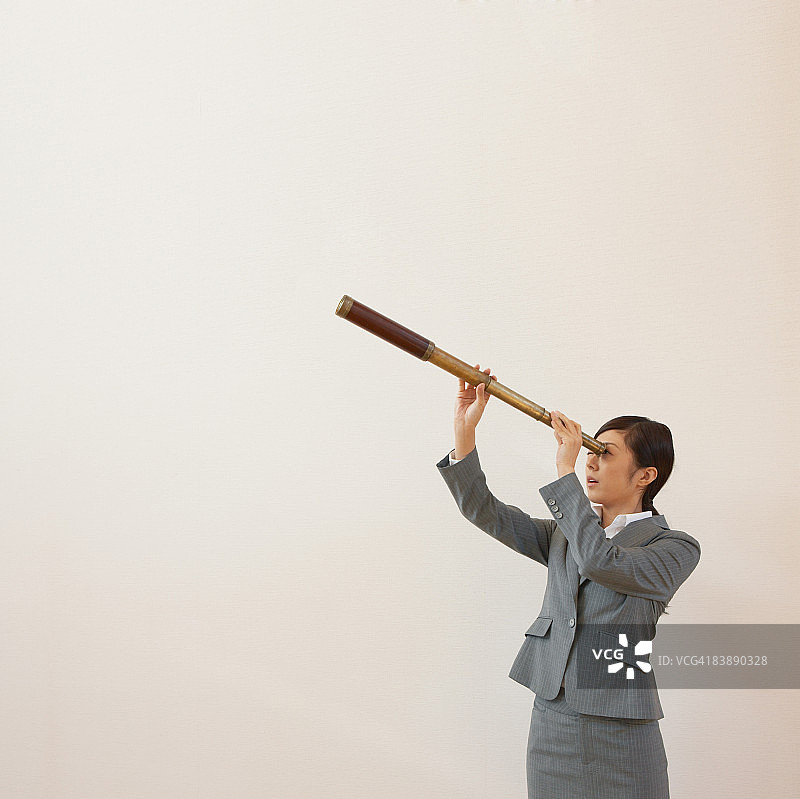 带望远镜的女商人图片素材