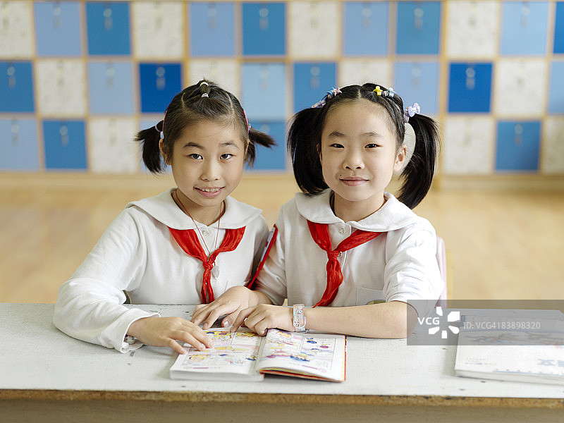 两个女学生一起学习图片素材