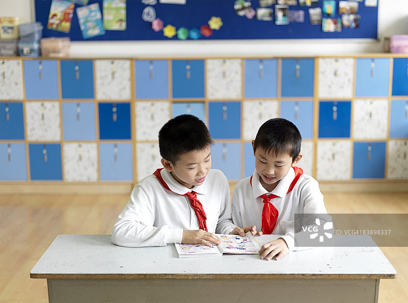 一起学习的两名同学图片素材