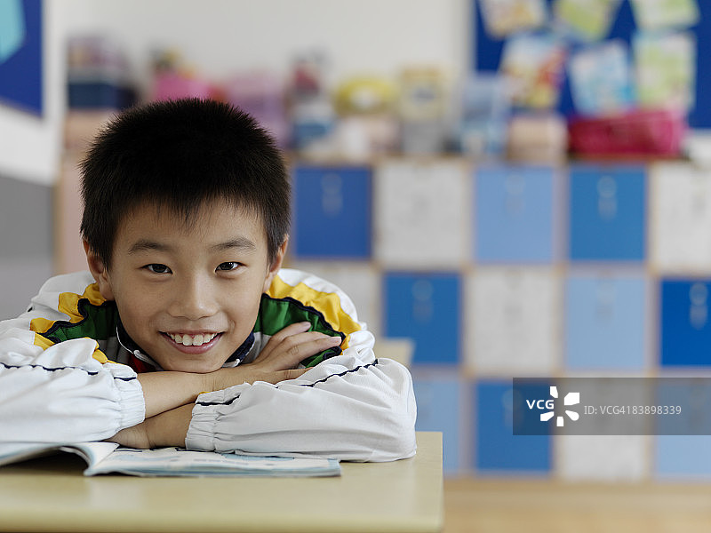 趴在课桌上休息的男学生图片素材