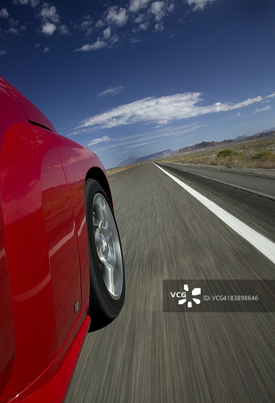 美国沙漠中孤独的公路图片素材