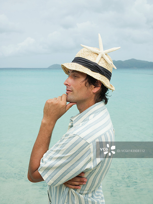 戴着海星帽子的年轻男人图片素材