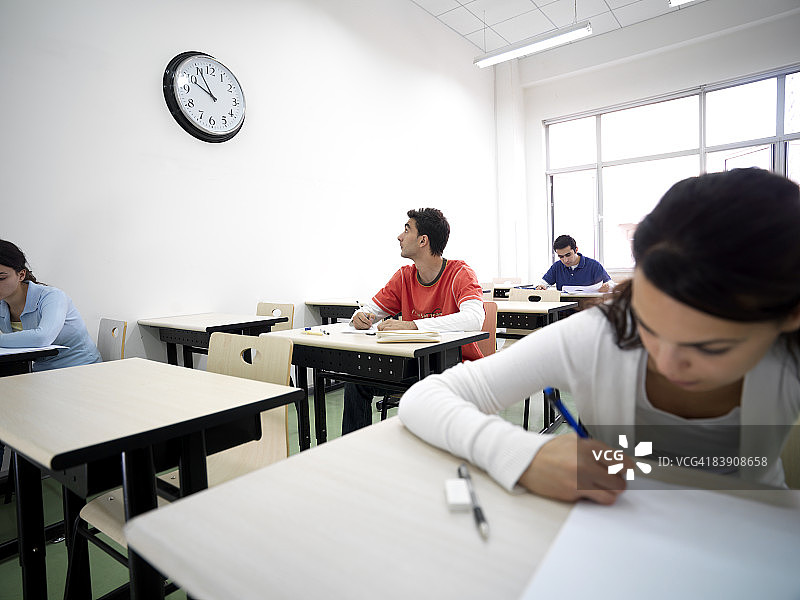 中东学生课堂图片素材