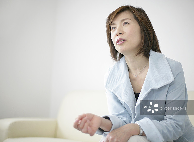坐在沙发上的中年妇女图片素材