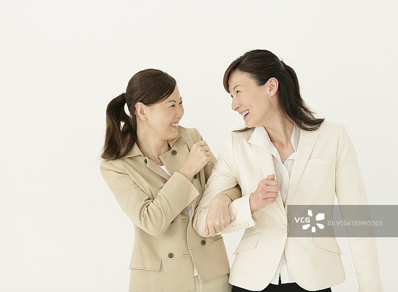彼此微笑的女商人们图片素材