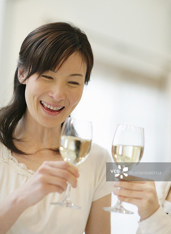 女人们在品酒图片素材