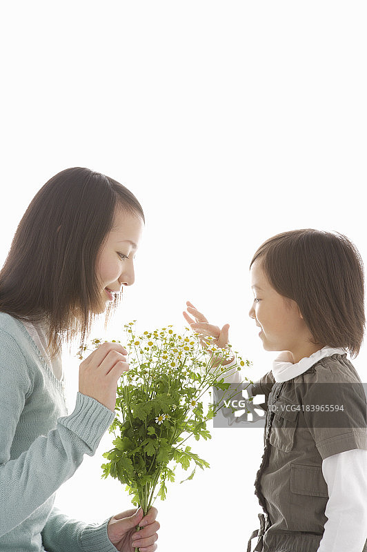 母亲给女儿看鲜花图片素材
