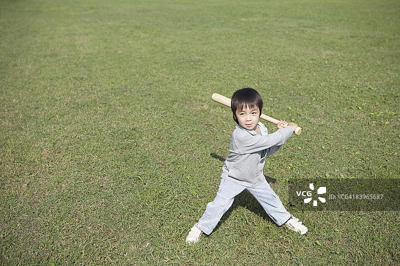 男孩挥舞球棒图片素材