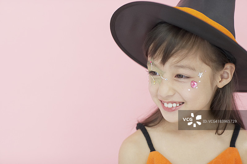 装扮成女巫的女孩在微笑图片素材