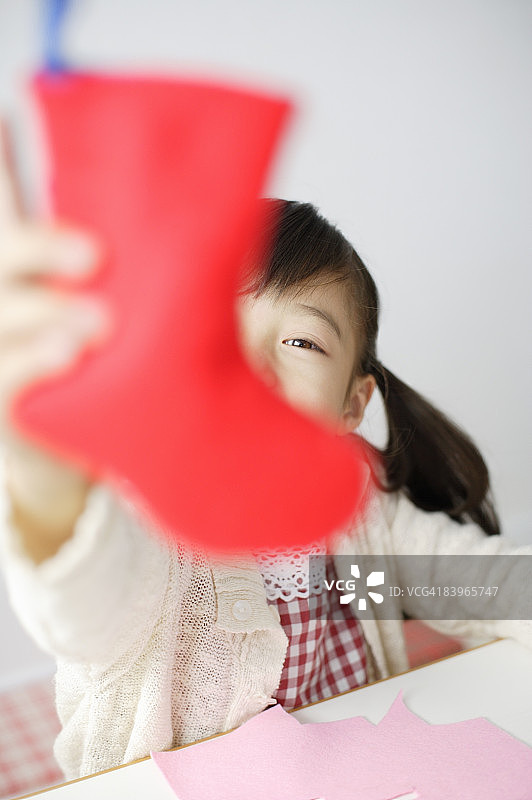 制作迷你袜子的女孩图片素材