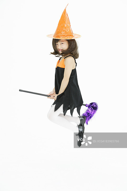 装扮成女巫的女孩图片素材