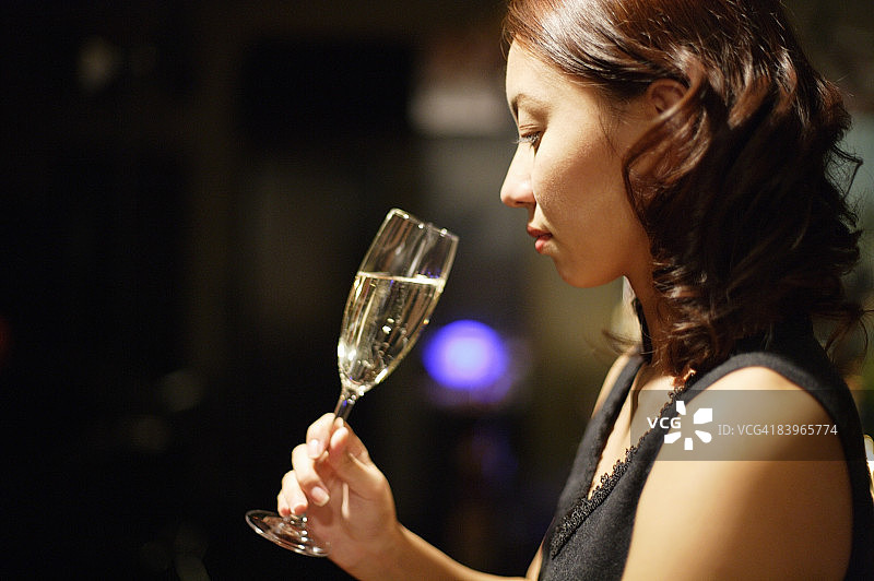 女人喝香槟图片素材