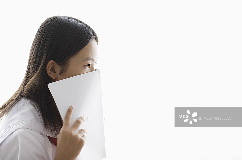 女学生用手遮住脸，侧面轮廓图片素材
