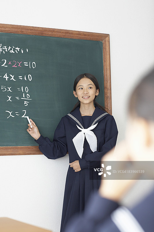 女学生解答数学题图片素材
