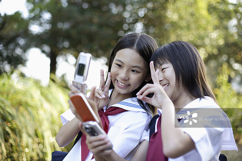 女学生使用手机图片素材