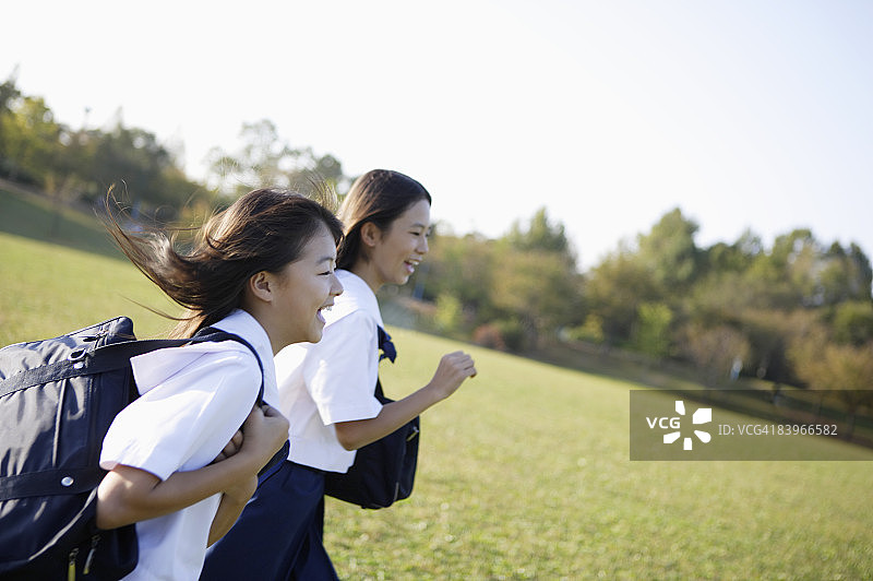 在公园里跑步的女学生们图片素材
