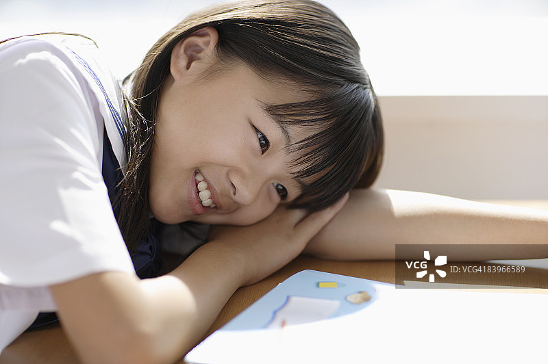 教室里微笑的女学生肖像图片素材