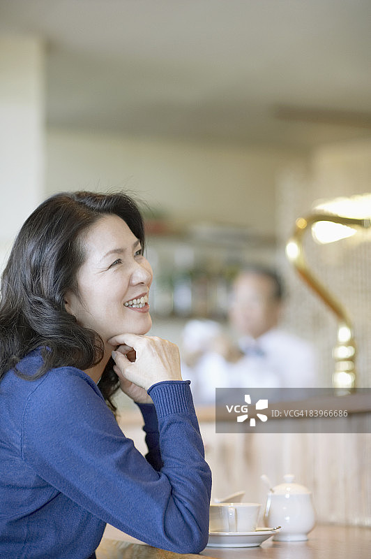在咖啡馆喝热饮的女人图片素材