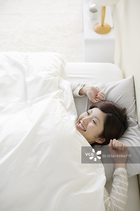 在床上醒来的女人图片素材