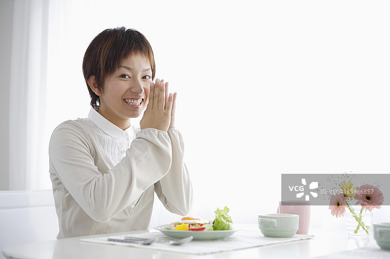 女人做日本手势，意思是“开动了”图片素材