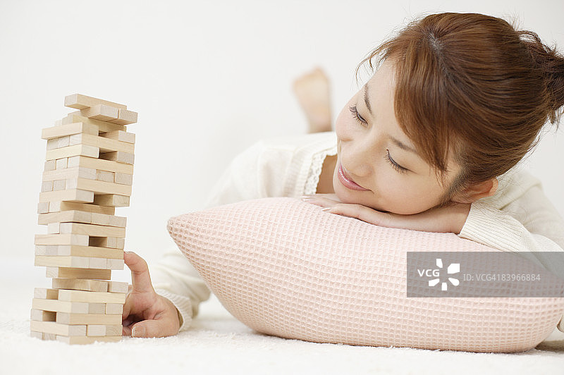女人玩叠叠高图片素材