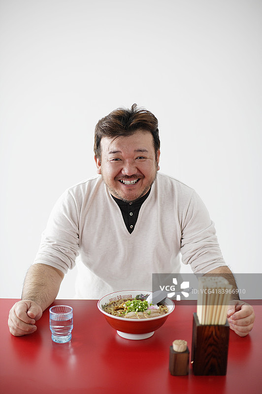 男人吃中国面条图片素材