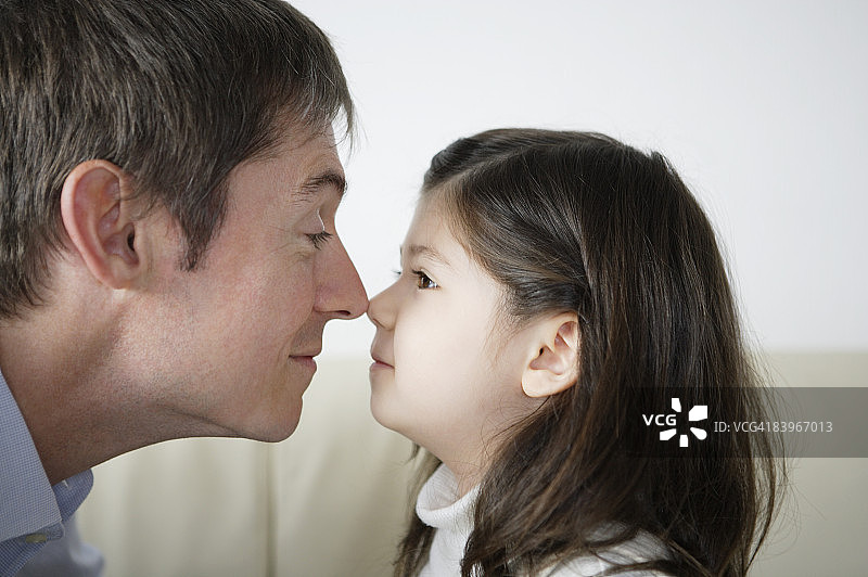 父女，鼻尖对鼻尖图片素材