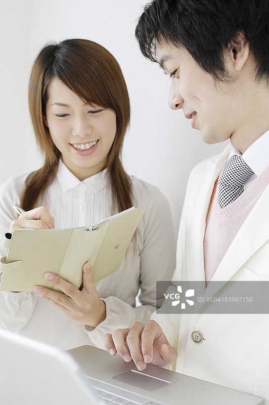 男人和女人在开会图片素材