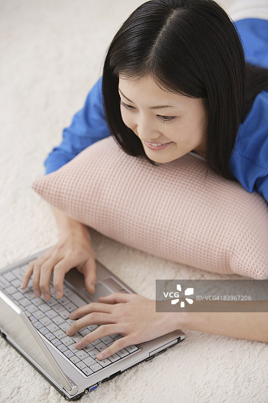 使用笔记本电脑的女人图片素材