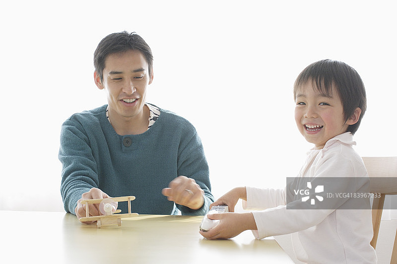 父子一起玩玩具图片素材
