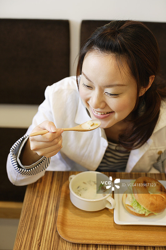 女士正在享用简餐图片素材