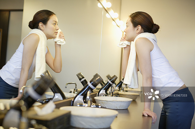 照镜子的女人图片素材