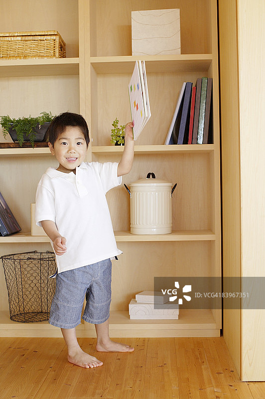 男孩抱着书图片素材