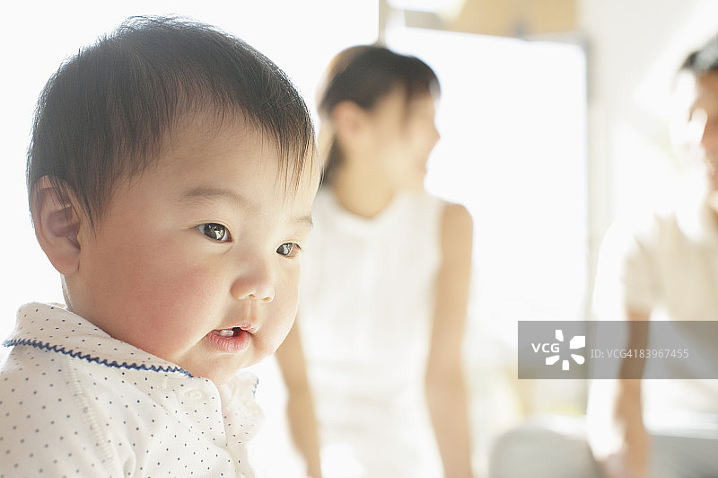 婴儿和父母（焦点在婴儿身上）图片素材