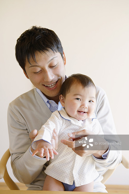父亲抱着婴儿图片素材