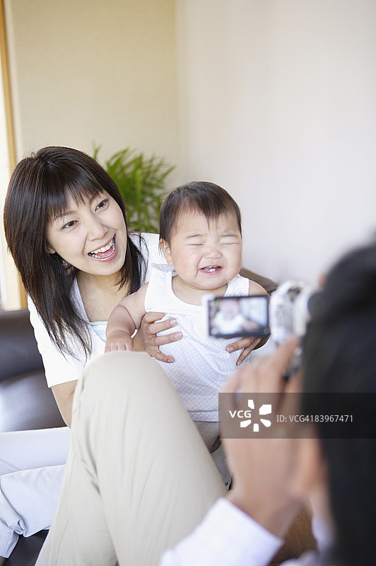 父亲拍摄母亲和婴儿图片素材