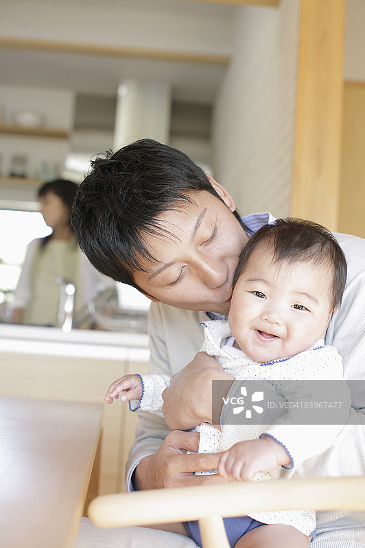 父亲亲吻婴儿图片素材